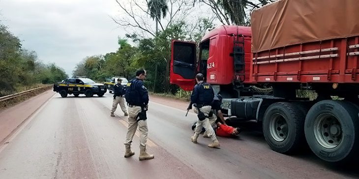PRF recupera carreta roubada e caminhoneiro mantido em cativeiro em SP é liberado