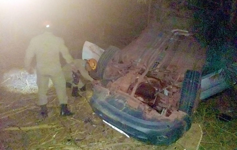 Homem sofre traumatismo craniano após carro capotar no Anel Viário