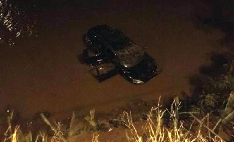 carro em corrego