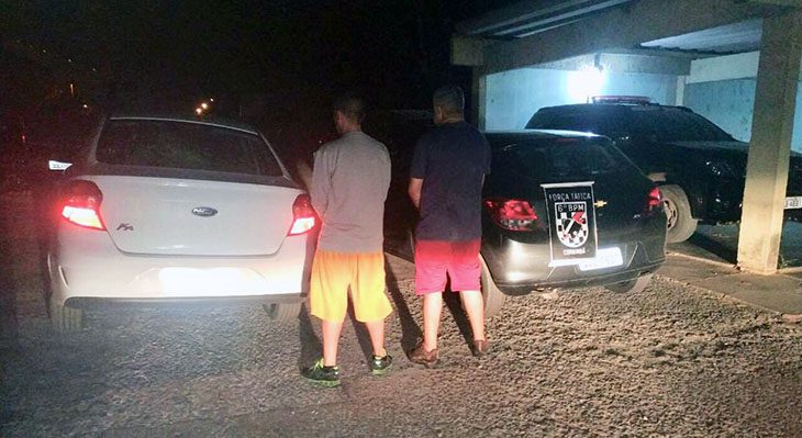 Dupla que levaria carros furtados de locadora para Bolívia são presos pela Polícia