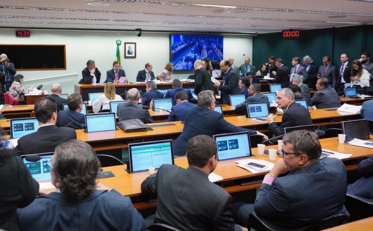 Comissão aprova projeto que remaneja orçamento do governo; Educação perde quase R$ 1 bilhão