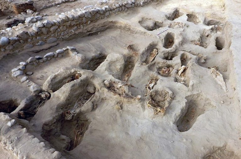 Aqueólogos descobrem restos mortais de 227 crianças sacrificadas no Perú
