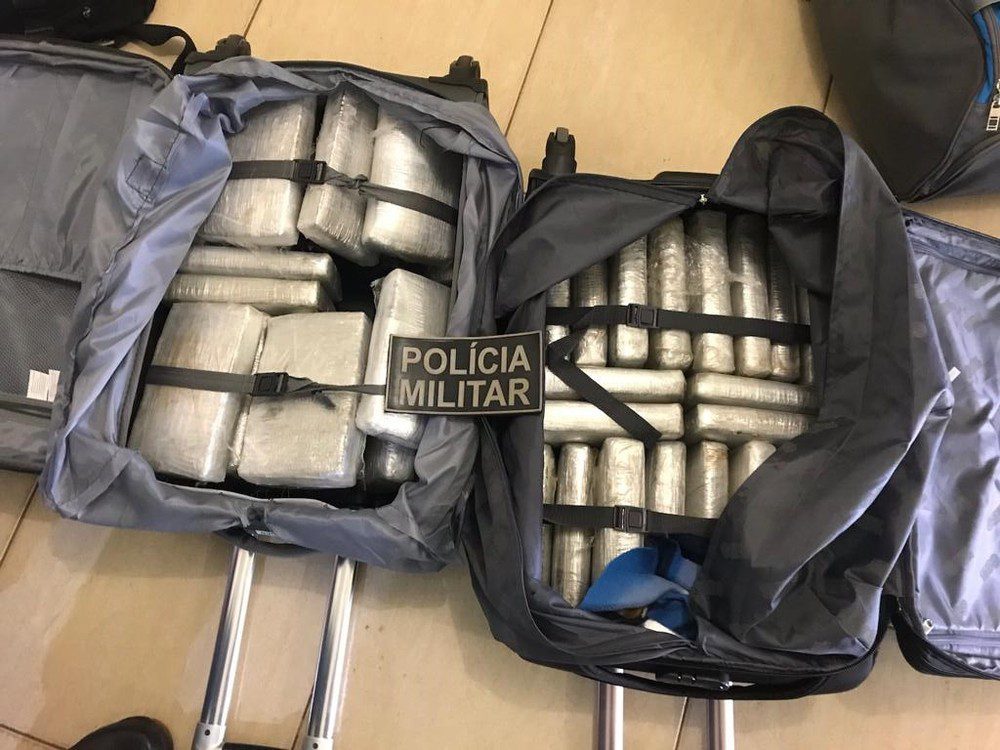 Peruanos que saíram da Bolívia com 43,5 quilos de maconha são presos pela Polícia na MS 395 2 drogas 1