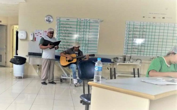 Projeto Música no Leito leva alegria e conforto para pacientes da Santa Casa de Corumbá