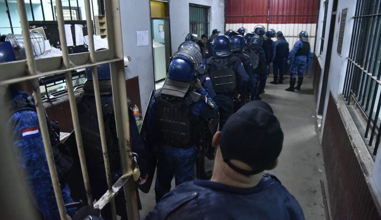 Membros do PCC expulsam policiais paraguaios de presídio durante pente-fino