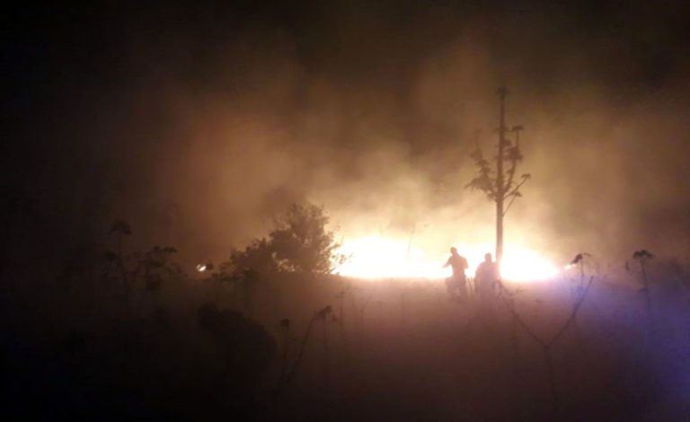 Bombeiros combatem incêndio que ameaçava área de abastecimento de aeroporto em Corumbá