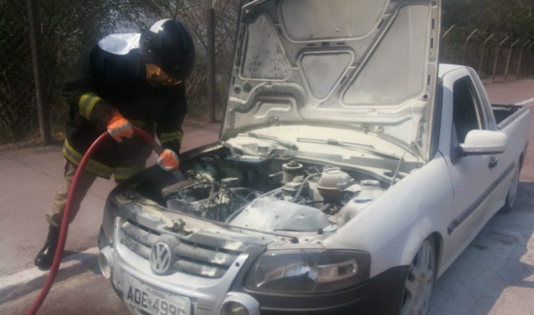 Bombeiros controlam incêndio em veículo na Avenida Rio Branco
