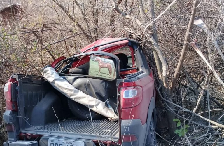 Duas pessoas ficam feridas após carro capotar próximo a Forte Coimbra