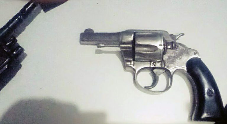 Em abordagem, homem tenta esconder arma em engradado de cerveja e acaba preso pela PM