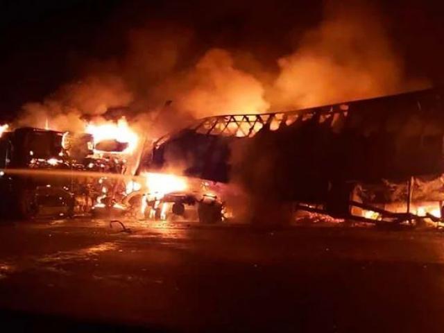 Ônibus que saiu de Campo Grande bate de frente com carreta no interior de MG