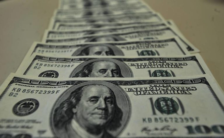 Dólar fecha semana a R$ 4,85 e atinge menor valor do ano