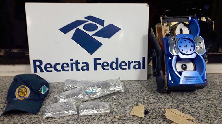 Homem é preso com cocaína escondida em caixa de som