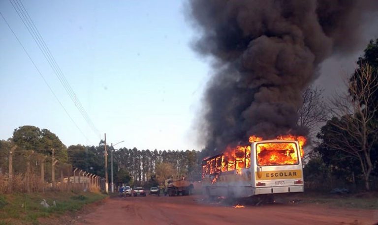 Ônibus escolar é destruído por incêndio pouco antes de transportar alunos em MS
