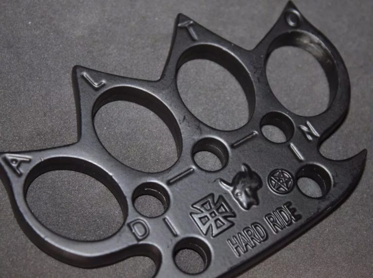 Homem é preso pela PM após invadir casa da mulher com soco inglês