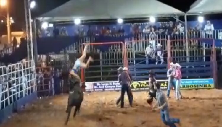 VÍDEO: mulher ‘voa’ após ser atingida por touro em rodeio no interior de MS