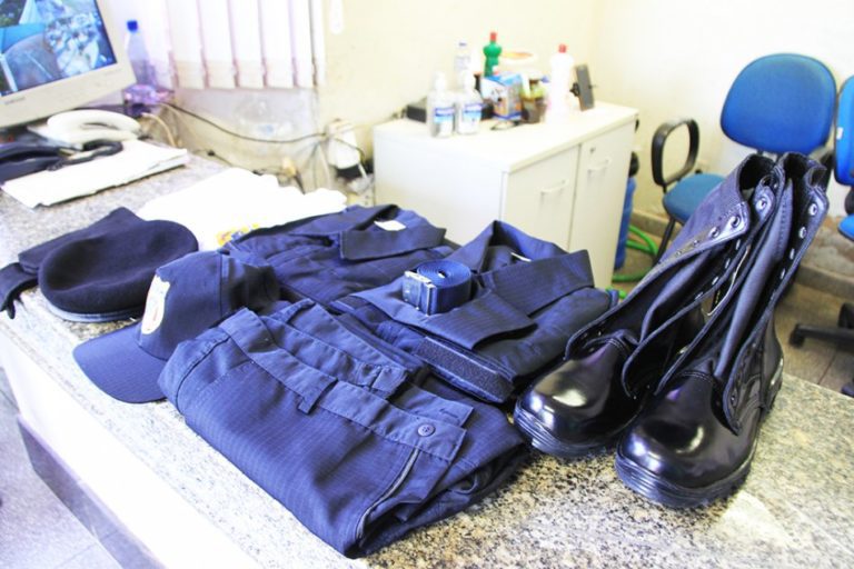 Prefeitura entrega kits de uniformes para Guarda Municipal de Corumbá