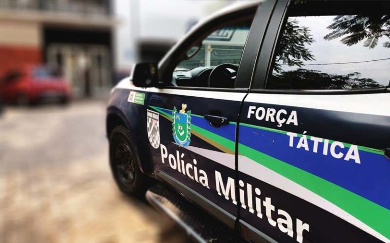 Após colisão motorista é preso por embriaguez e porte de drogas