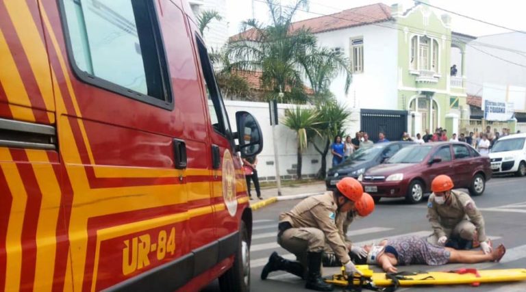 Mulher é atropelada por motocicleta no centro