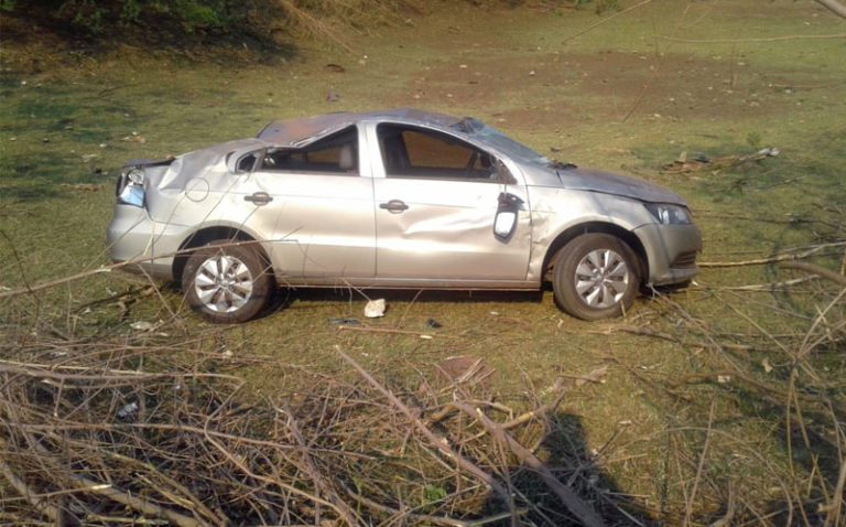 Vítimas de dois capotamentos na BR-262 são socorridas pelo Corpo de Bombeiros