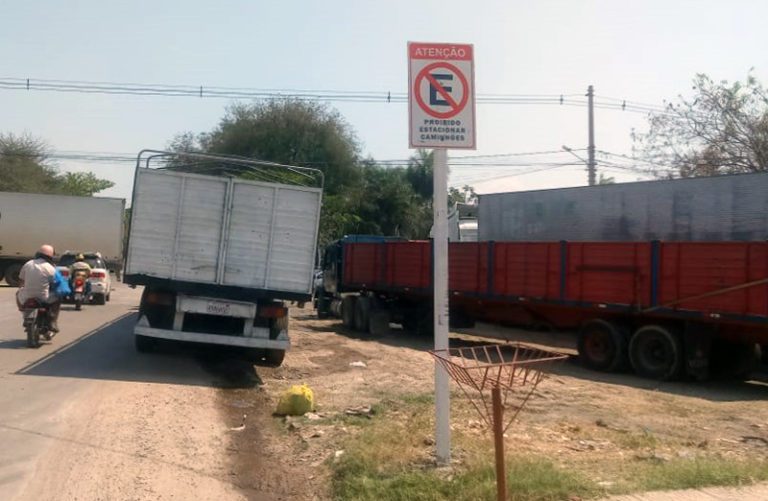 Carretas estacionadas em local proibido são apreendidas pela Agetrat