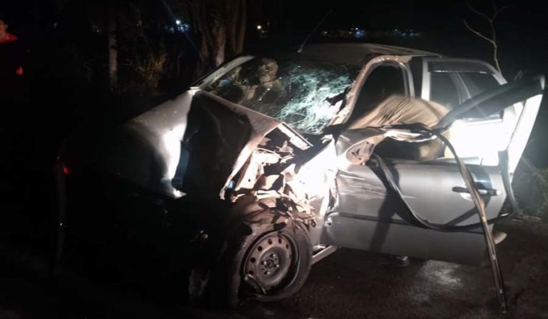 Colisão entre carro e caminhão deixa motorista gravemente ferido