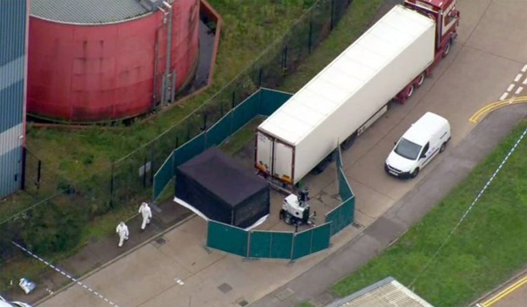 Corpos de 39 pessoas são encontrados dentro de caminhão no Reino Unido