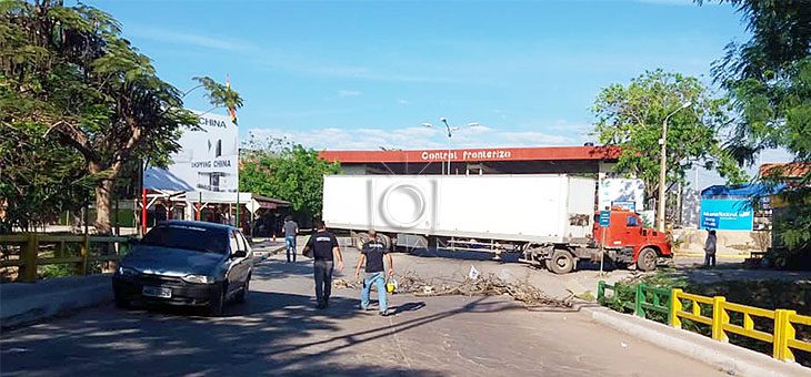 Manifestantes fecham fronteira da Bolívia com o Brasil