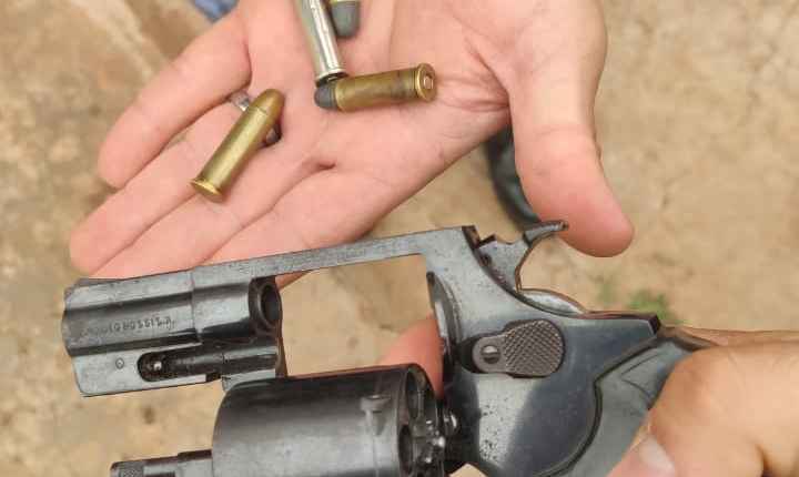 Homem é preso após quebrar maxilar de mulher com soco e fazer ameças com arma de fogo