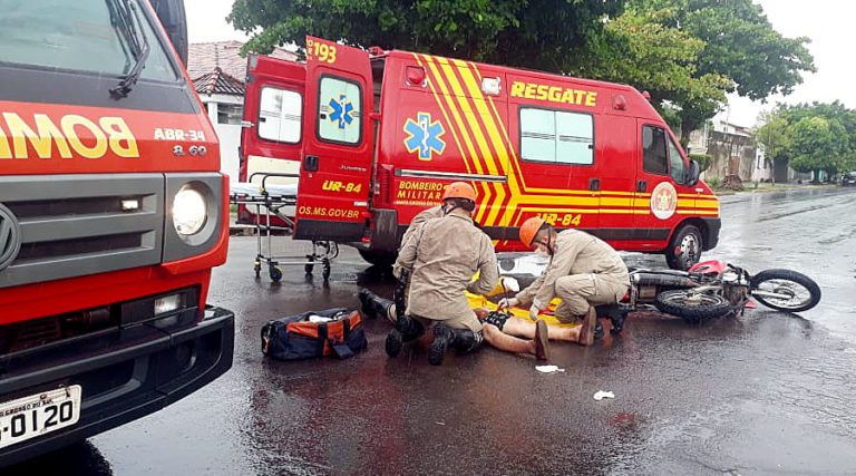 Motociclista perde dedo da mão em acidente entre caminhonete e moto no centro de Corumbá