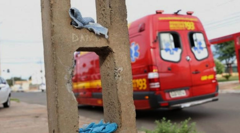 Garoto fica com cabeça presa em pilar de ponto de ônibus