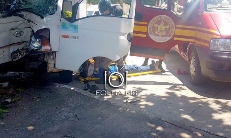 Motorista fica preso nas ferragens após direção travar e caminhão bater em árvore no centro  