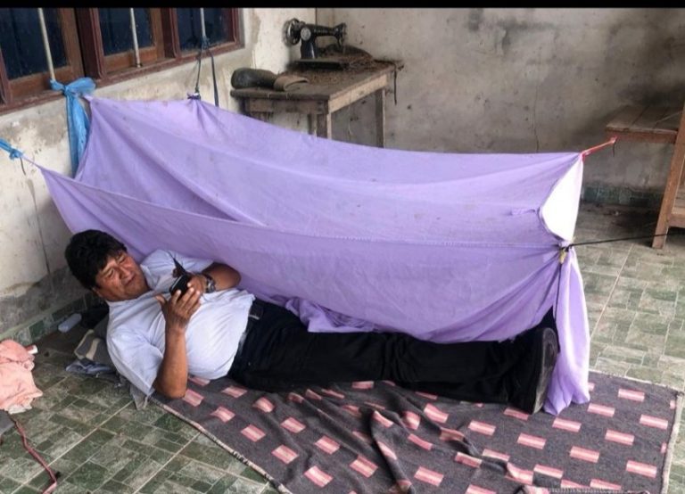 Evo posta foto deitado no chão em tenda improvisada antes de seguir para o México