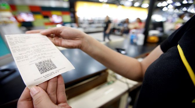 CPF na nota é chance de ganhar dinheiro em sorteio de R$ 300 mil por mês