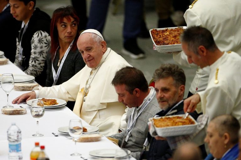 Papa Francisco almoça com 1,5 mil moradores de rua no Dia Mundial dos Pobres