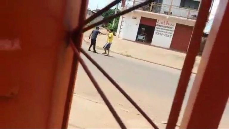 Após briga em escola, sargento da PM tira satisfação, tem arma tomada e suspeito atira