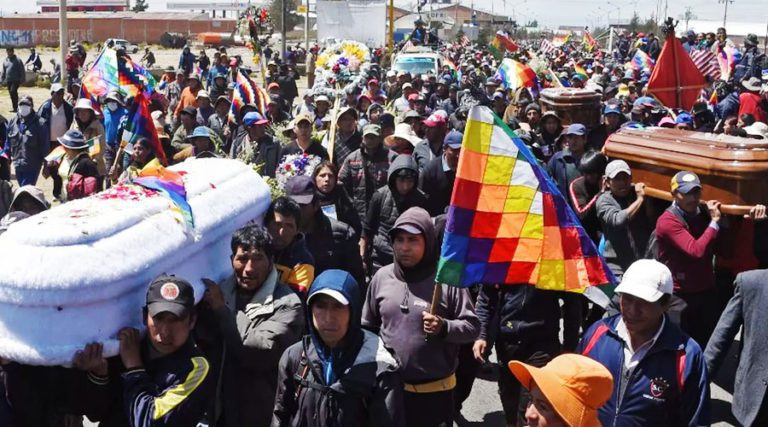 Manifestantes levam caixões de mortos em protestos na Bolívia