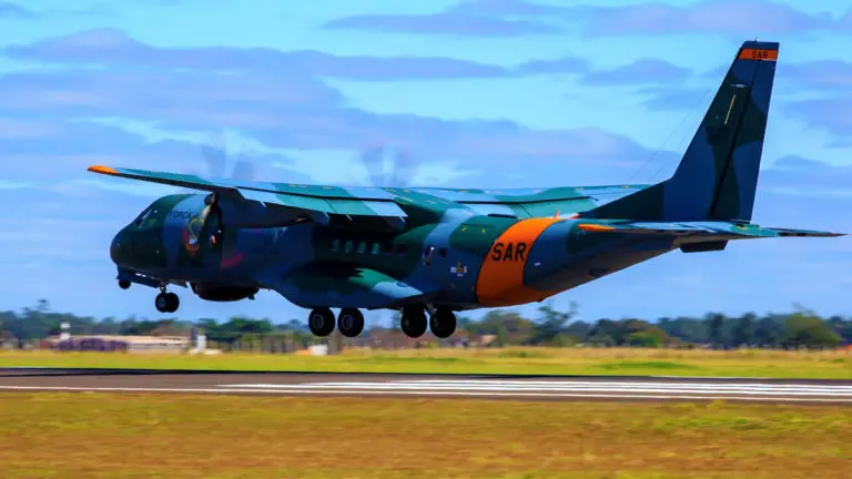 Aeronave do Esquadrão Pelicano de Campo Grande vai auxiliar buscas por avião no Chile
