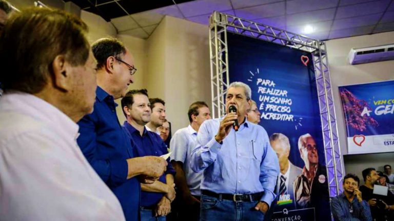 Críticas a gestão de Reinaldo marcam discursos de André e Mochi em convenção do MDB