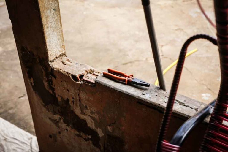 Menina de 12 anos acorrentada pelo pai foge de abrigo e é vista em ruas de bairro na Capital