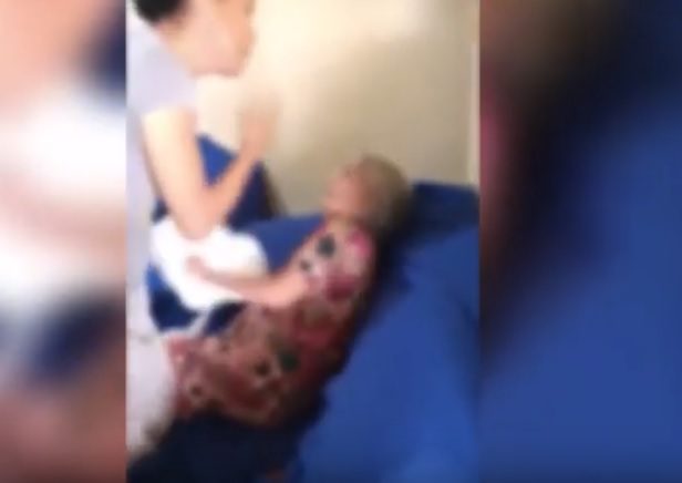 VÍDEO: Idosa é agredida pela nora na frente do filho que filma toda a ação