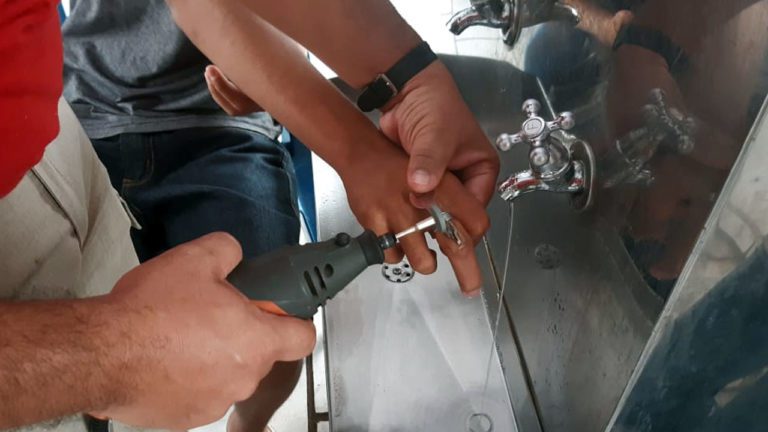 Jovem é socorrido pelos bombeiros ao ficar com anel preso ao dedo