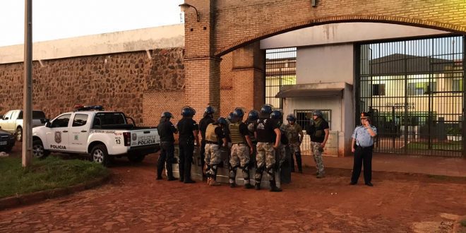 Ministro paraguaio admite que fugitivos do PCC saíram em vans pela porta da frente