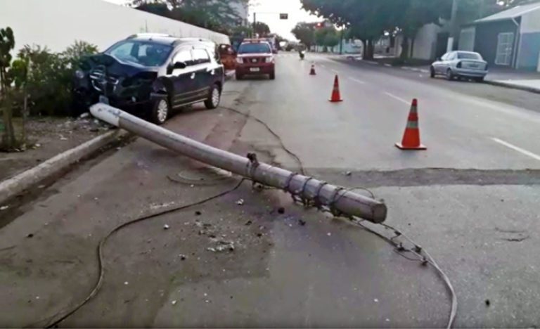 Condutor sem CNH é levado para delegacia após bater carro em poste