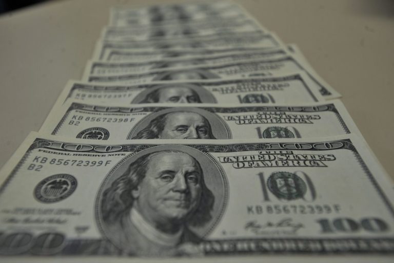 Dólar passa de R$ 4,28 e fecha no maior nível desde criação do real