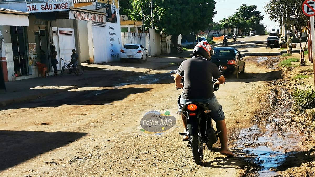 Leia mais sobre o artigo Sem manutenção, nem rua que dá acesso a hospital escapa dos buracos em Corumbá |vídeo