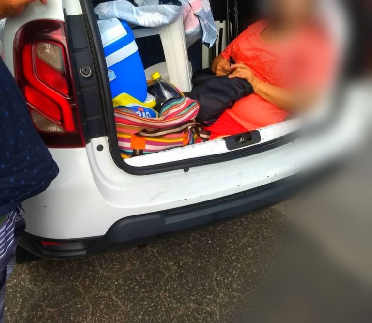 Motorista argentino é flagrado levando sogra em porta-malas de carro