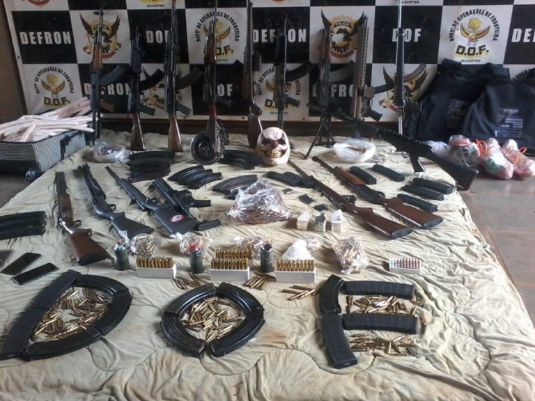 Três são presos com arsenal de guerra enterrado em chácara na região de fronteira com o Paraguai