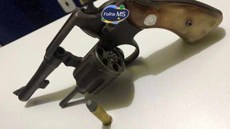 Durante abordagem policial, dupla é presa com arma de fogo no bairro Guarani