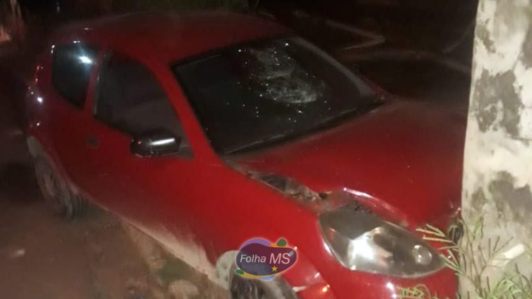 Com sinais de embriaguez e sem CNH, condutor bate em muro de residência no Cristo