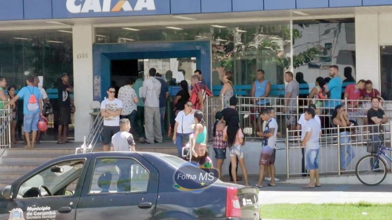 Sem medo do Coronavírus, população se aglomera para atendimento em agência bancária